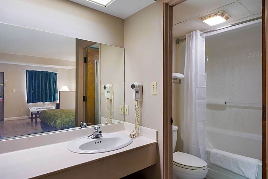 Econo Lodge Inn & Suites Knoxville East