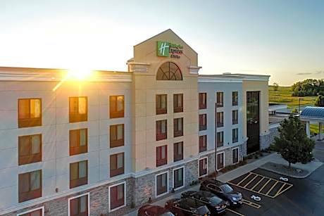 Holiday Inn Express and Suites Batavia By IHG