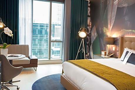 Premium King Room with Roll-In Shower - Mobility Access