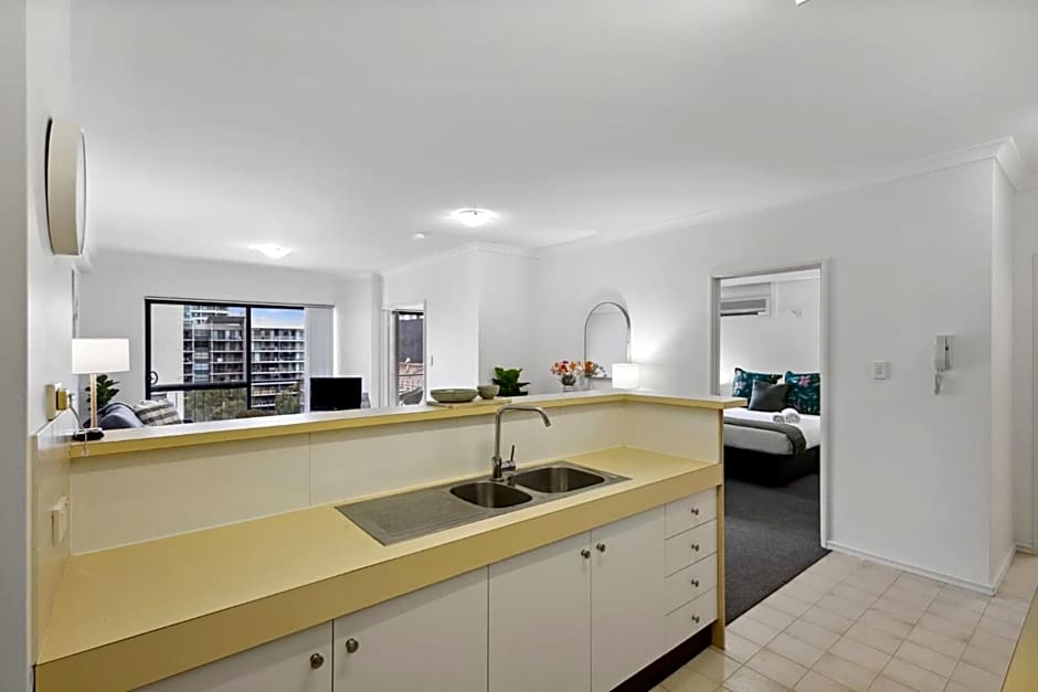 Cozy City Apartment with Stunning Views and Ameni