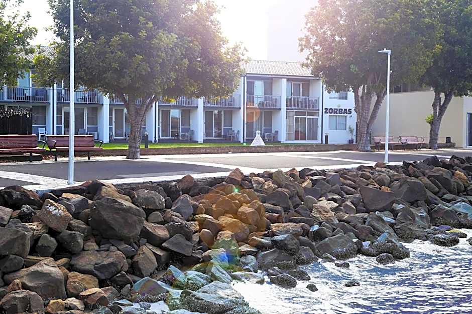 Zorba Waterfront Motel