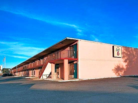 Super 6 Inn & Suites