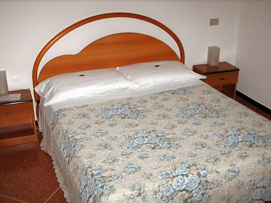 Hotel Triana e Tyche