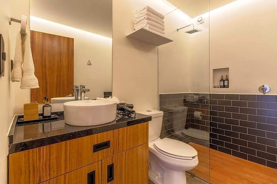 L301 1Bdrm 1bath fits 6 AC Rooftop views