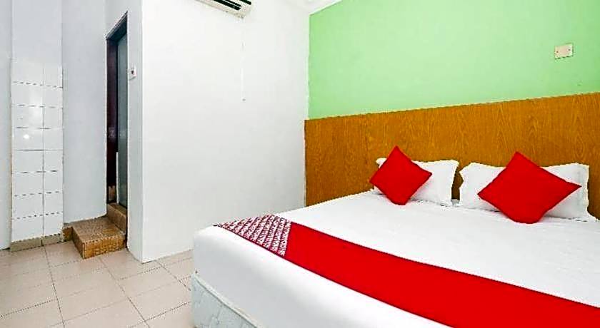 OYO 850 Gold Star Hotel