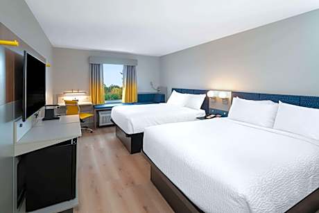 Corner Queen Room with Two Queen Beds - Non-Smoking