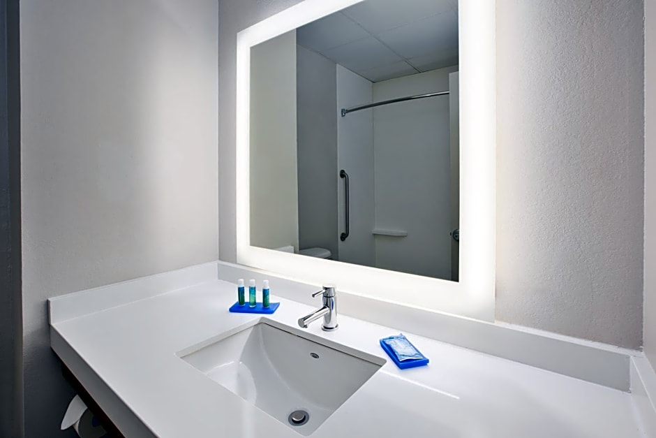 Holiday Inn Express Hotel & Suites Manchester Conference Center, an IHG Hotel