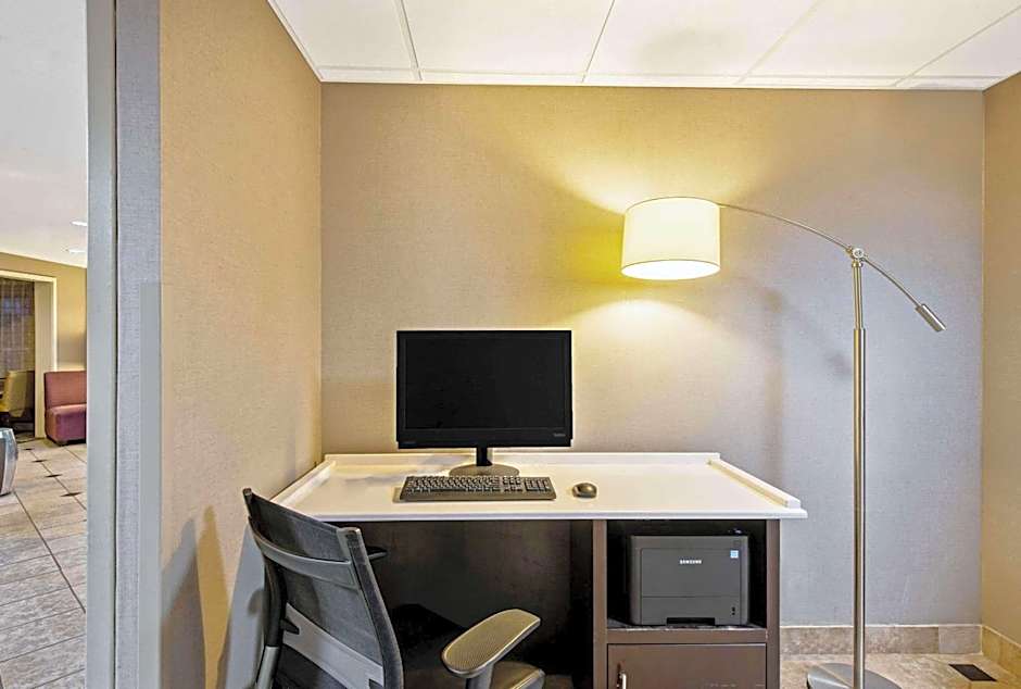 La Quinta Inn & Suites by Wyndham Harrisburg Airport Hershey