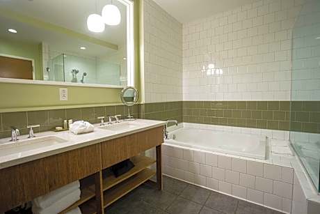 1 King Suite Comm & Mobil Access Tub