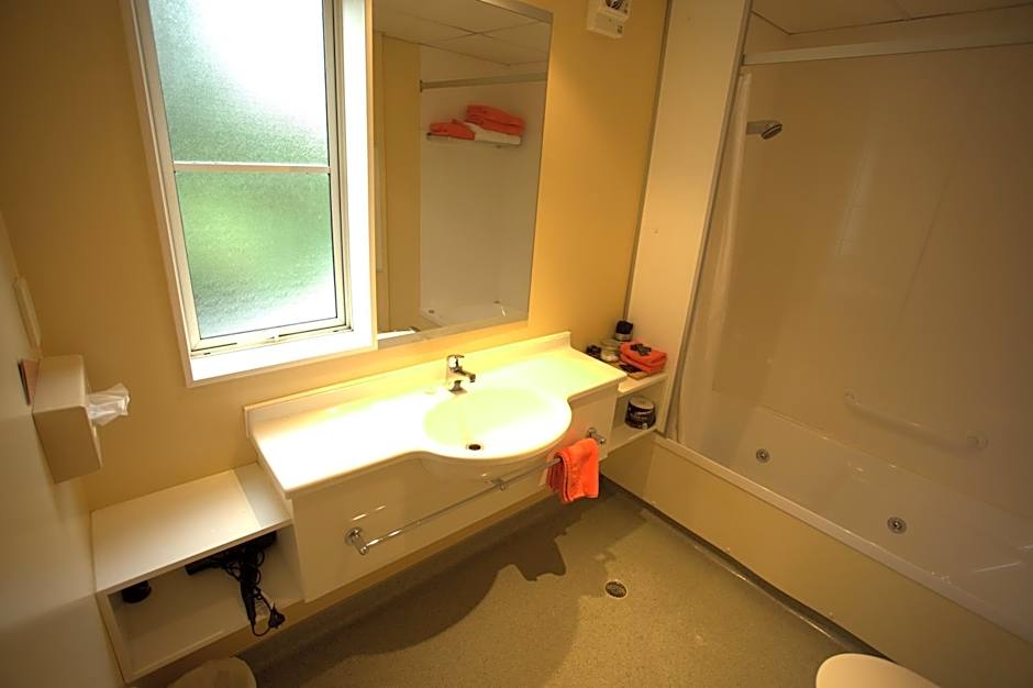 Birchwood Manor Motel