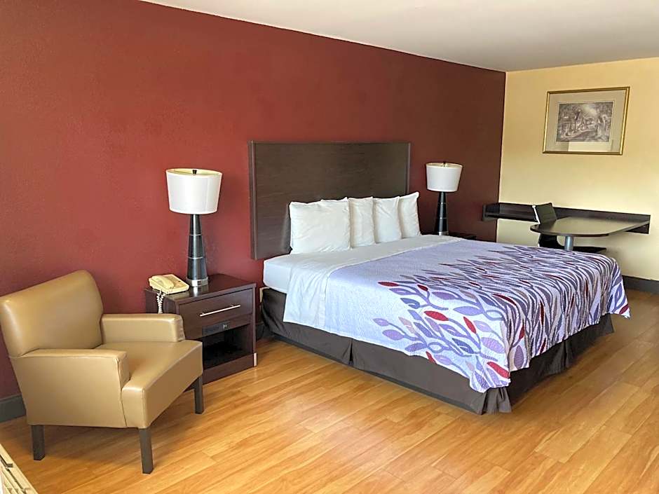 Red Roof Inn & Suites Cleveland, TN