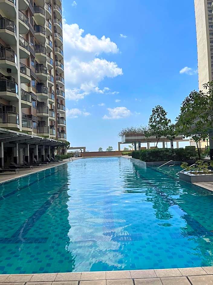 Bayfront Suite in Pasay, Manila Near NAIA Terminal, PICC, Star City, MOA and US Embassy - Pet-Friendly, Free Pool, Wi-Fi & Netflix