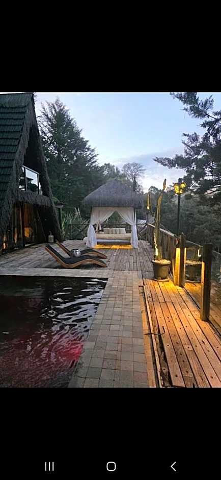 Chalét com jacuzzi sauna lareira e telao cinema