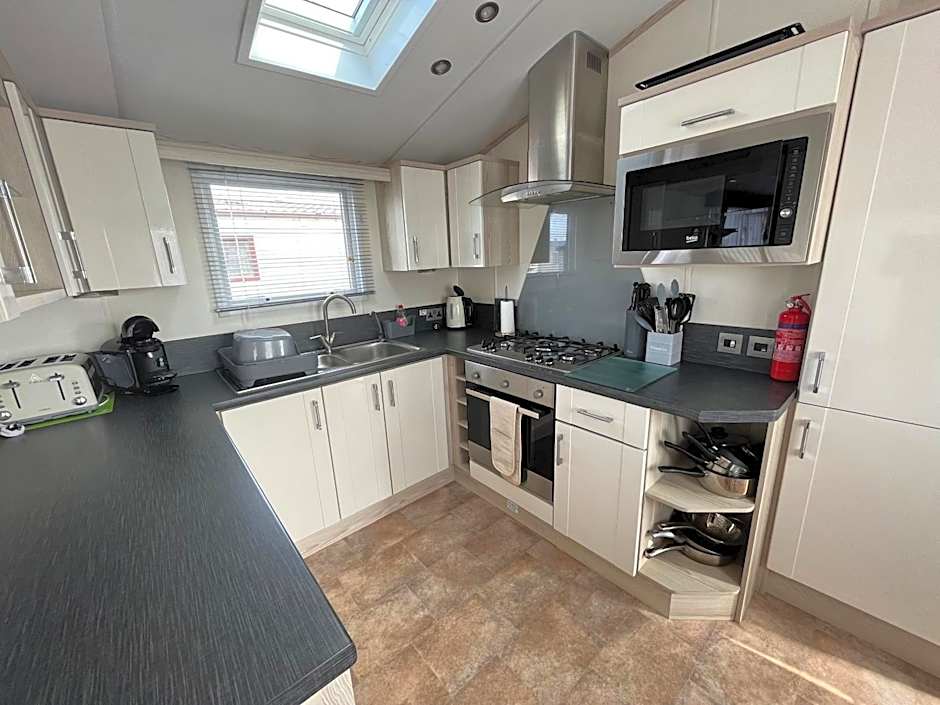 Heron 41, Scratby - California Cliffs, Parkdean, sleeps 6, pet friendly, bed linen and towels included - close to the beach