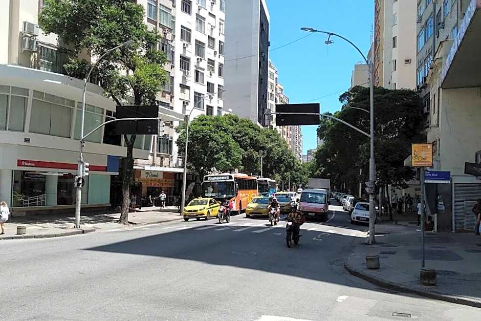 APARTAMENTO COPACABANA saleta, quarto grande com ar cond wi-fi a 2 qds da praia