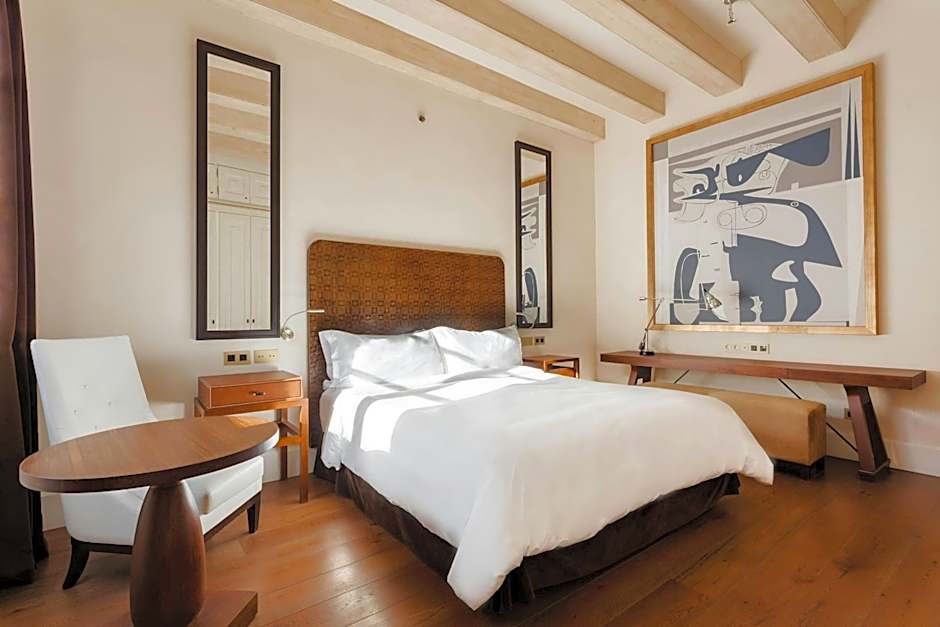 DO Plaça Reial powered by Sonder