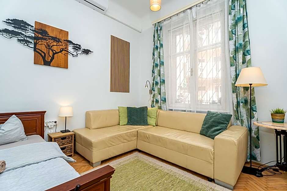 Acacia Private Rooms & Studios