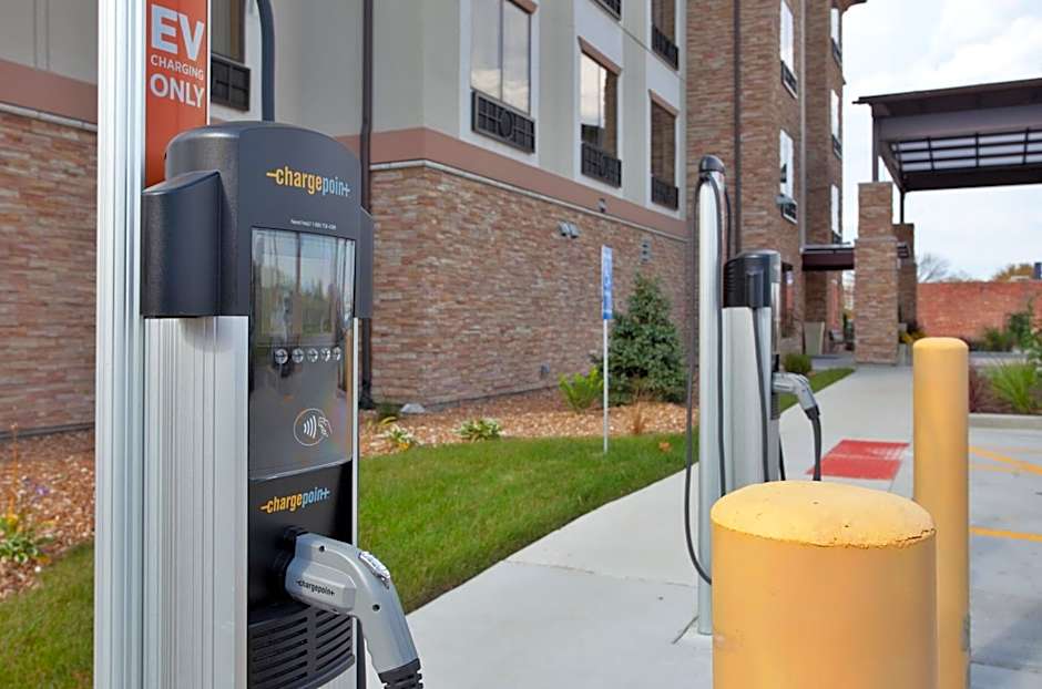 Holiday Inn Express & Suites St Louis Airport, an IHG Hotel By IHG