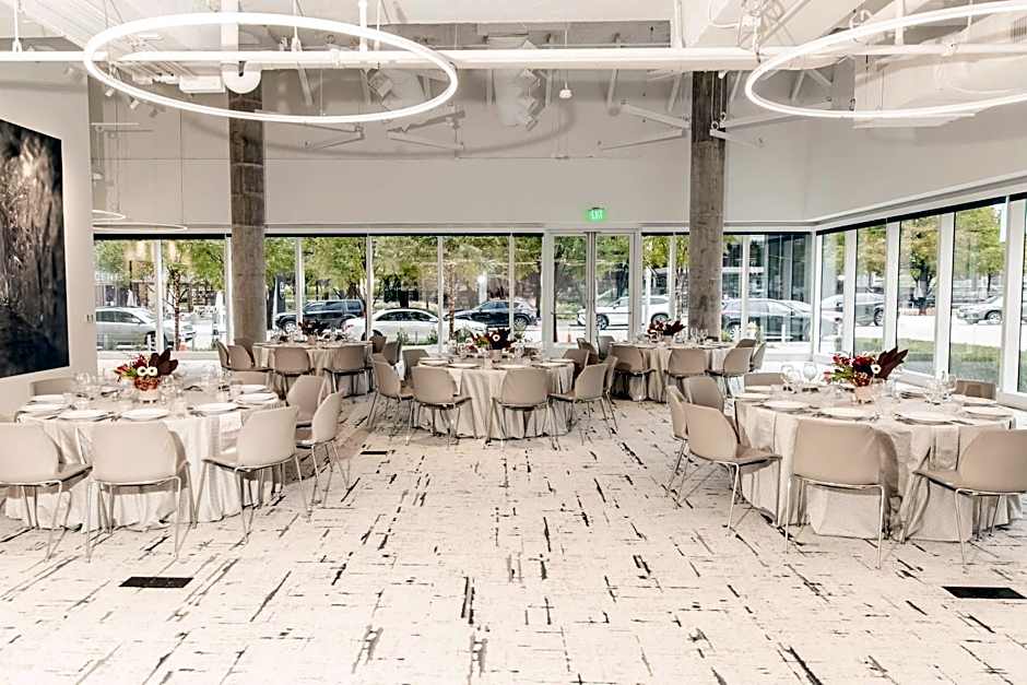HALL Arts Hotel Dallas, Curio Collection by Hilton