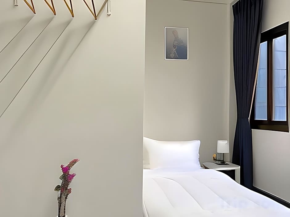 Montana Hotel & Hostel Phuket