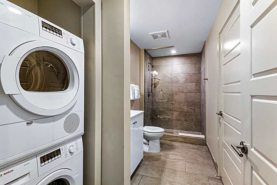 Spacious 4BR Luxury Condo Steps to French Quarter