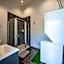 The Lions Self Contained Suite, Shared Pool, Hot Tub, Views
