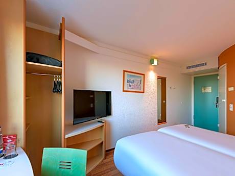 Room with 1 double bed (63 x 79 inches [160 x 200 cm]), new sleep-easy concept