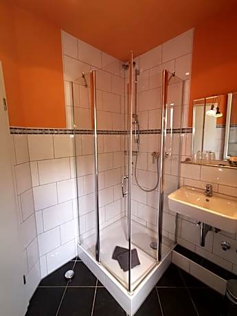 10-Doppelzimmer-Economy-Ensuite Dusche-Blick auf die Landschaft