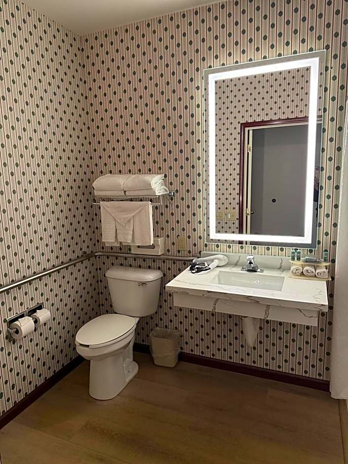 Evergreen Inn and Suites