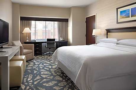 Club level, Guest room, 1 King, City view, High floor