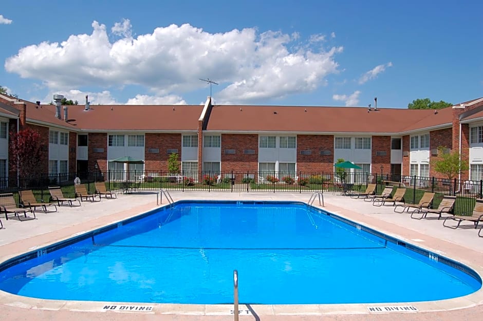 Rodeway Inn & Suites Bradley Airport