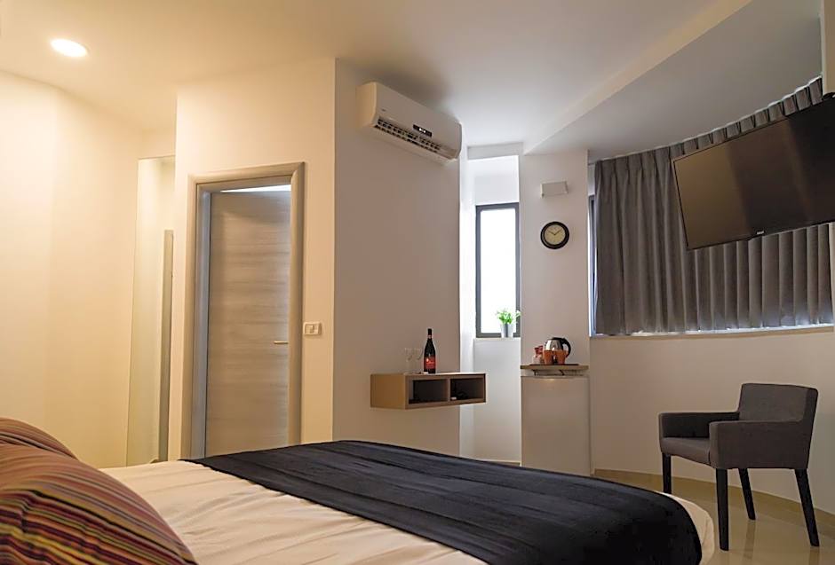 Johnny Hotel – Jerusalem, CA