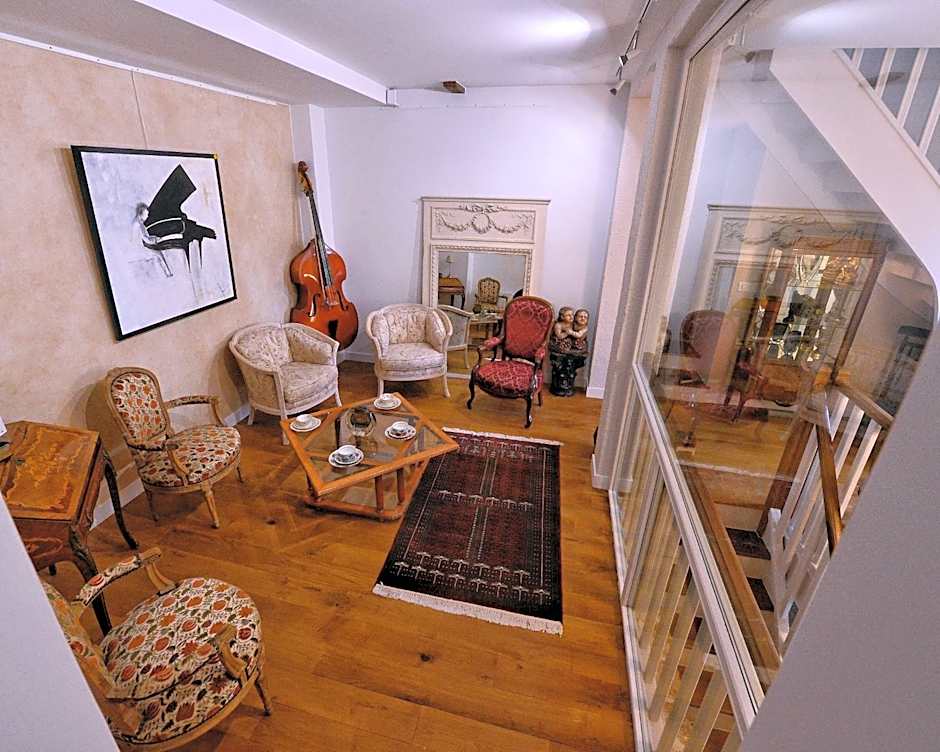 Petit loft de charme proche VERSAILLES SACLAY 30 mn PARIS jardin terrasse parking securisé