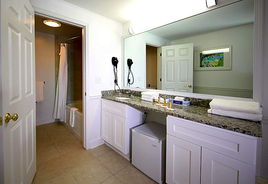 Colonial Inn Harbor Springs