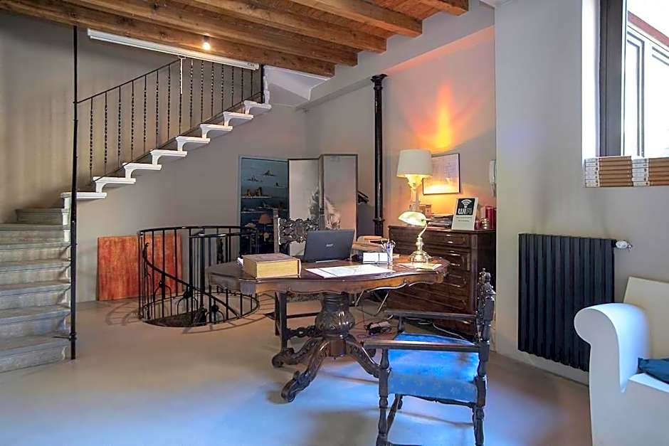 LT - Room's Bed & Living