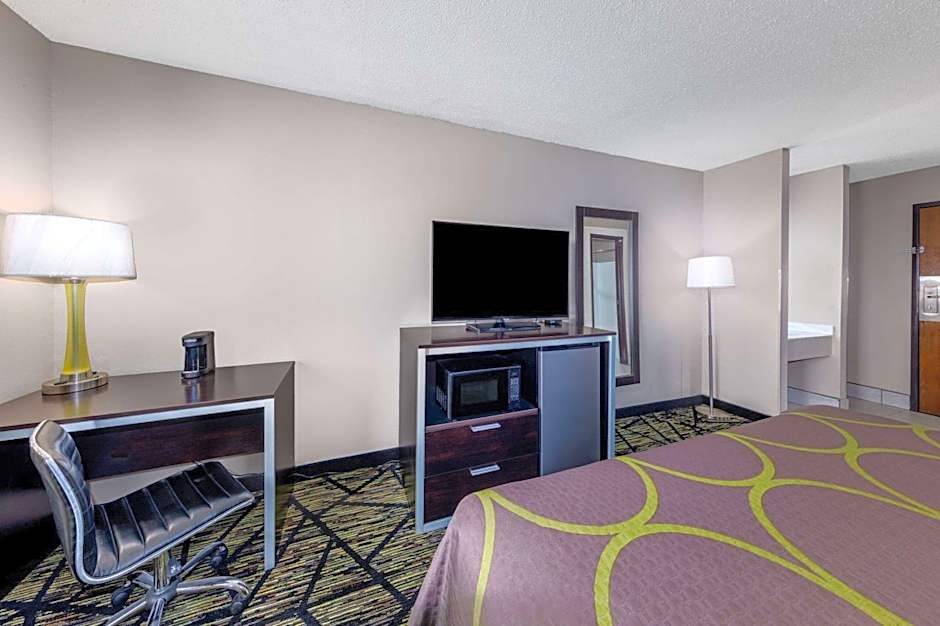 Super 8 by Wyndham Pratt