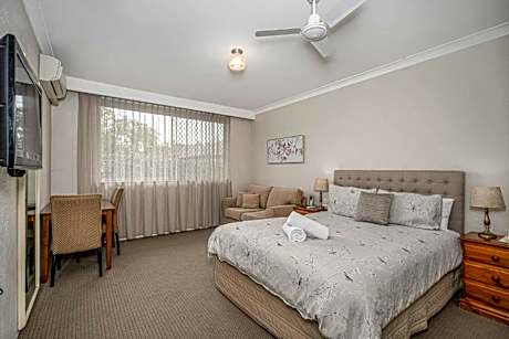 Deluxe Queen Room
