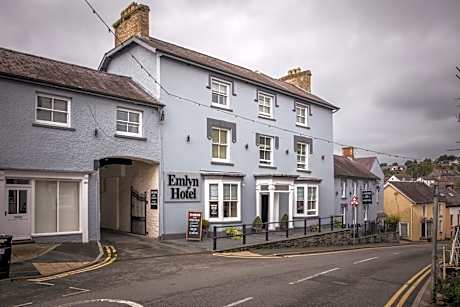 Gwesty'r Emlyn Hotel