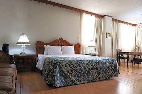 Suite King Size Bed