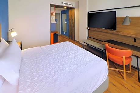 Queen Suite with Mountain View