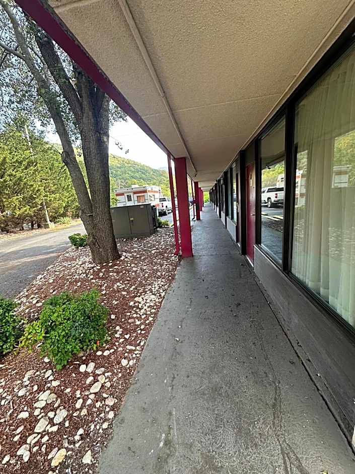 Hotel Red Rose by Townhouse Covington I-64