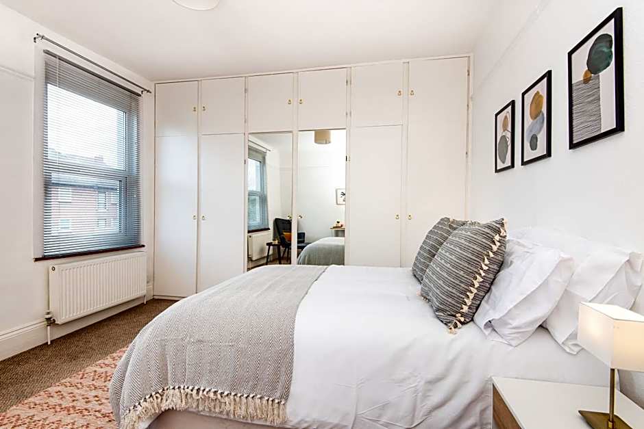 King Room with a shared Kitchen and bathroom in a 5-Bedroom House at Hanwell