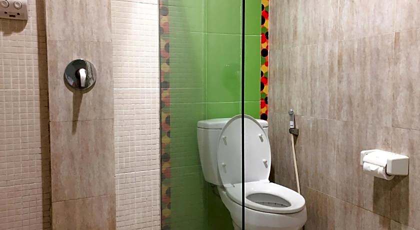 RedDoorz near Pantai Pede