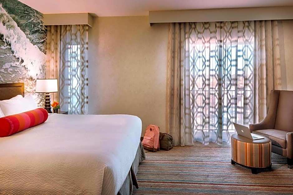 Courtyard by Marriott Anaheim Theme Park Entrance