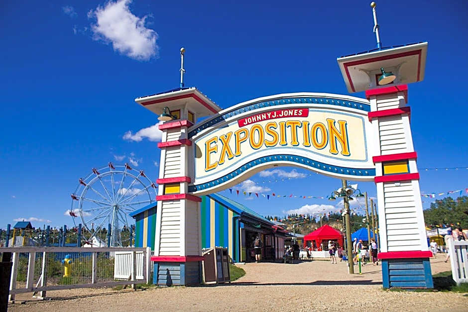 NEW, Euro-Style Suite, Whyte Avenue, AC, Netflix, Sleeps 6!