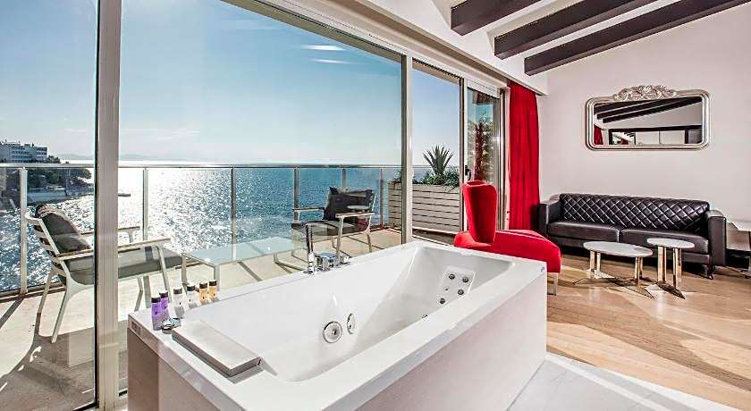 Charisma De Luxe Hotel