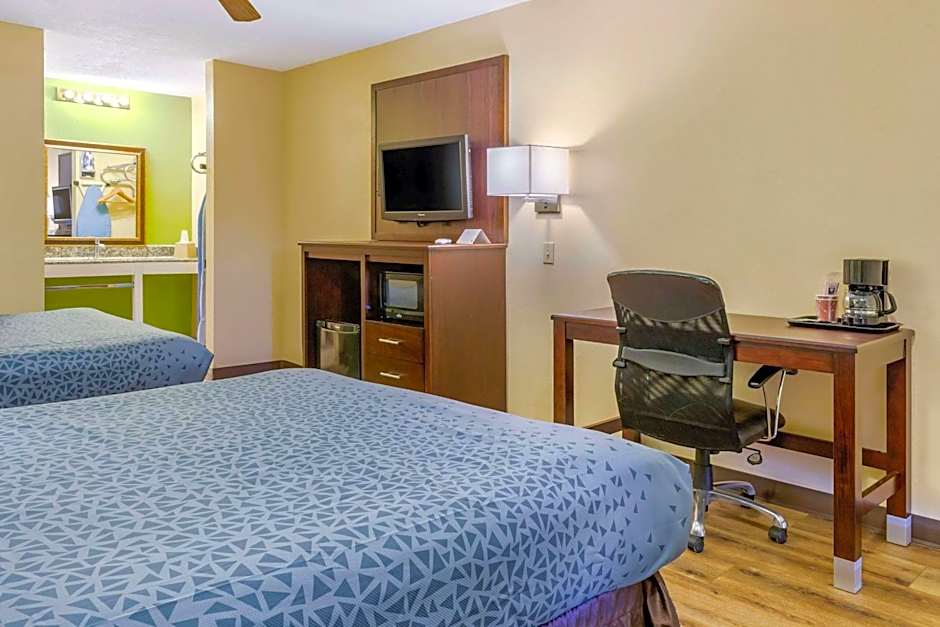 Econo Lodge West - Coors Blvd