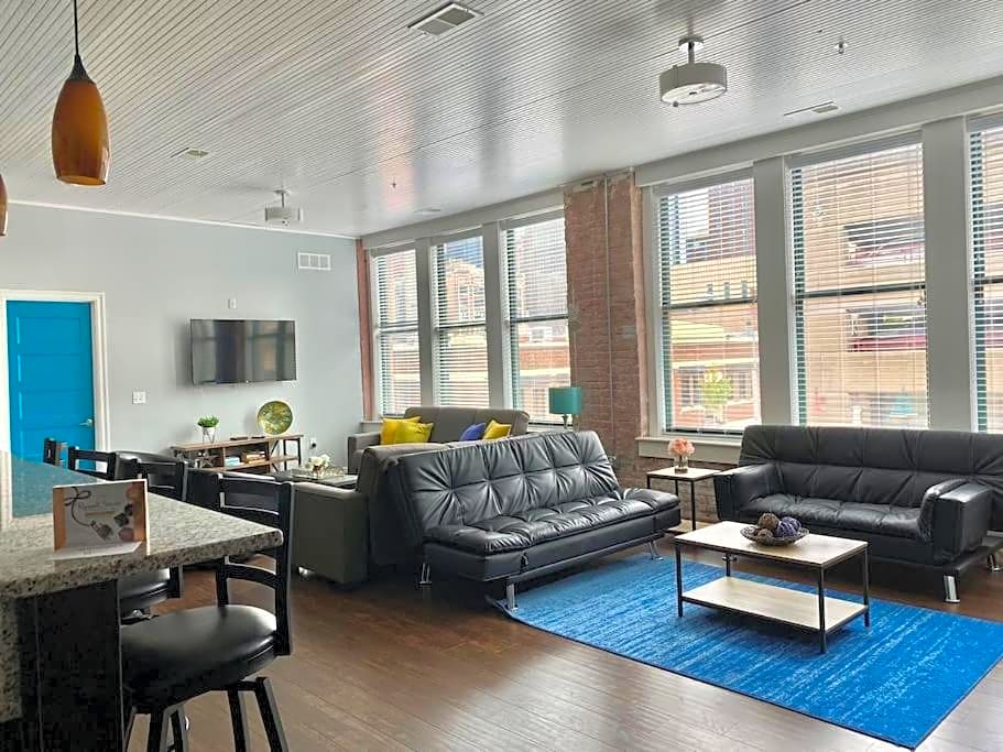 1480Sq ft 2BR 2BA LOFT Downtown KC Historic Build