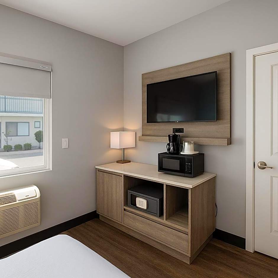 Travelodge by Wyndham LAX South