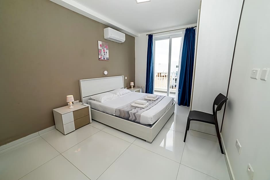 Spacious 2BR Apartment with Terrace - by HostMT